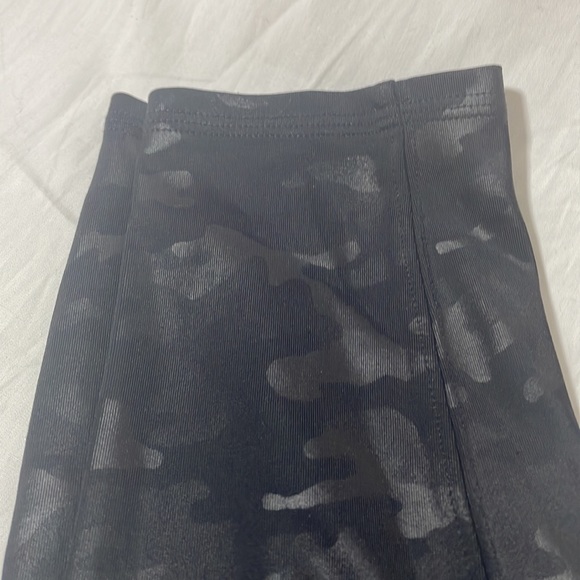 Spanx Faux Leather Camo Leggings in Matte Black Camo XL Shapewear - Picture 4 of 10